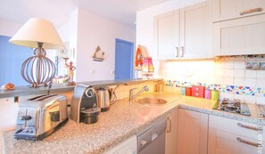 Kjøleskap, mikrobølgeovn, ovn og oppvaskmaskin