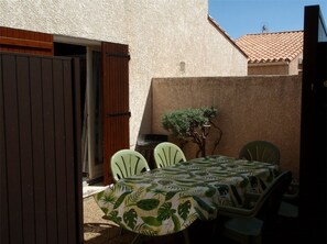 تناول الطعام بالخارج