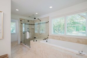 Bathtub, hair dryer, towels - 1 Baynard Park - Sea Pines, Lagoon Views, Elegant and Modern! (Hilton Head Island)