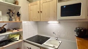 Kaffetrakter/tekoker, kjøleskap, kokeplater og oppvaskmaskin