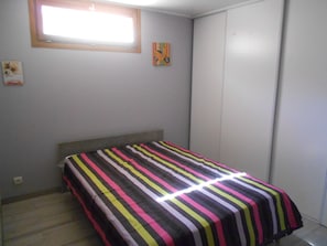 2 habitaciones, tabla de planchar con plancha y cuna de viaje 