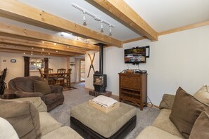 Flat-screen TV, fireplace, Netflix, DVD player