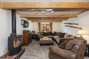 Televisor de pantalla plana, llar de foc, Netflix i reproductor de DVD