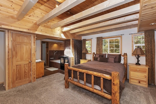 The Great Escape by Destination Big Bear : Wonderful Moonridge Cabin Near Bear Mtn! Hot Tub! Pet Friendly! Air Hockey Table!