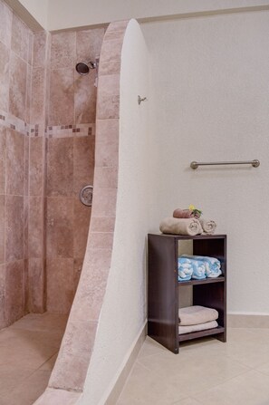 Shower, hair dryer, towels, soap - New Luxury 1 Bedroom SeaScape Condo in West Roatan w/ Pool & Ocean Views (West Bay)