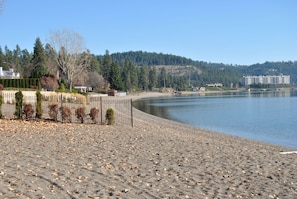 Plage à proximité, chaises longues, serviettes de plage