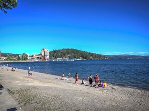 Beach nearby, sun loungers, beach towels