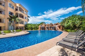 Pool - Sunrise 8☀Beach Facing, large pool & guard in the ♥ of town (Tamarindo)