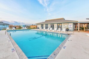 A heated pool - Great views, swimming pool, boardwalk to the beach, picnic tables, play area, co (Port Aransas)