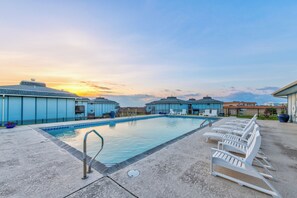 A heated pool - Great views, swimming pool, boardwalk to the beach, picnic tables, play area, co (Port Aransas)
