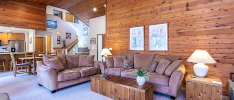 Télévision, cheminée, lecteur de DVD, table de tennis de table