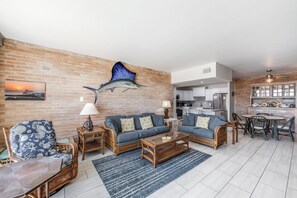 TV - This fabulous upscale condo, with elevator access, overlooks the ship channel an (Port Aransas)