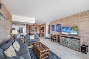 TV - This fabulous upscale condo, with elevator access, overlooks the ship channel an (Port Aransas)