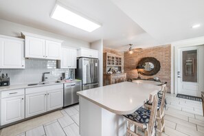 Fridge, microwave, oven, stovetop - This fabulous upscale condo, with elevator access, overlooks the ship channel an (Port Aransas)