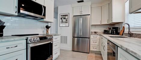 Een koelkast, een magnetron, een oven, een vaatwasser