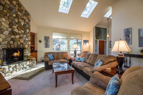 Smart TV, fireplace, DVD player, ping pong