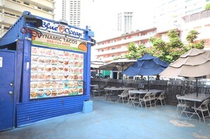 Outdoor dining - Kuhio Village 202A Waikiki Condo Recently Remodeled (Honolulu)