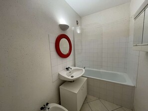 Bathroom - Studio in St-Jean-de-Monts with parking and enclosed balcony (Saint-Jean-de-Monts)