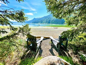 Sur la plage, chaise longue, serviettes de plage