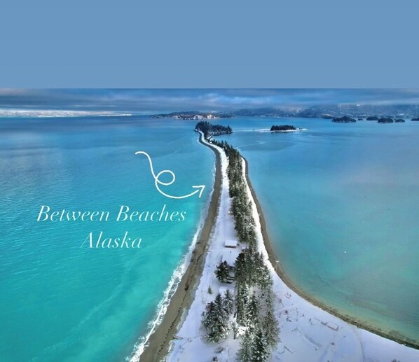 Sur la plage, chaise longue, serviettes de plage