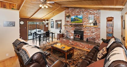 Cedar Pines Cabin: In der NÀhe von Bear Mountain! Kabel! Propangrill! Airhockey! Internet! EingezÀunter Hof!