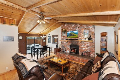 Cedar Pines Cabin by Destination Big Bear : Close to Bear Mountain! Cable! Propane BBQ! Air Hockey! Internet! Fenced Yard!