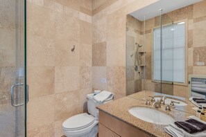 Douche, sèche-cheveux, serviettes fournies