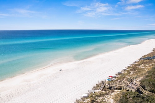 Gulf View: Crown Studio on Main St, across from Pearl Hotel