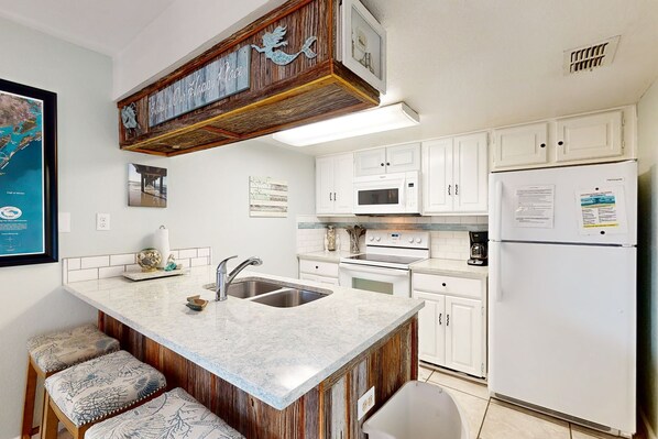 Frigorifero, microonde, forno, piano cottura