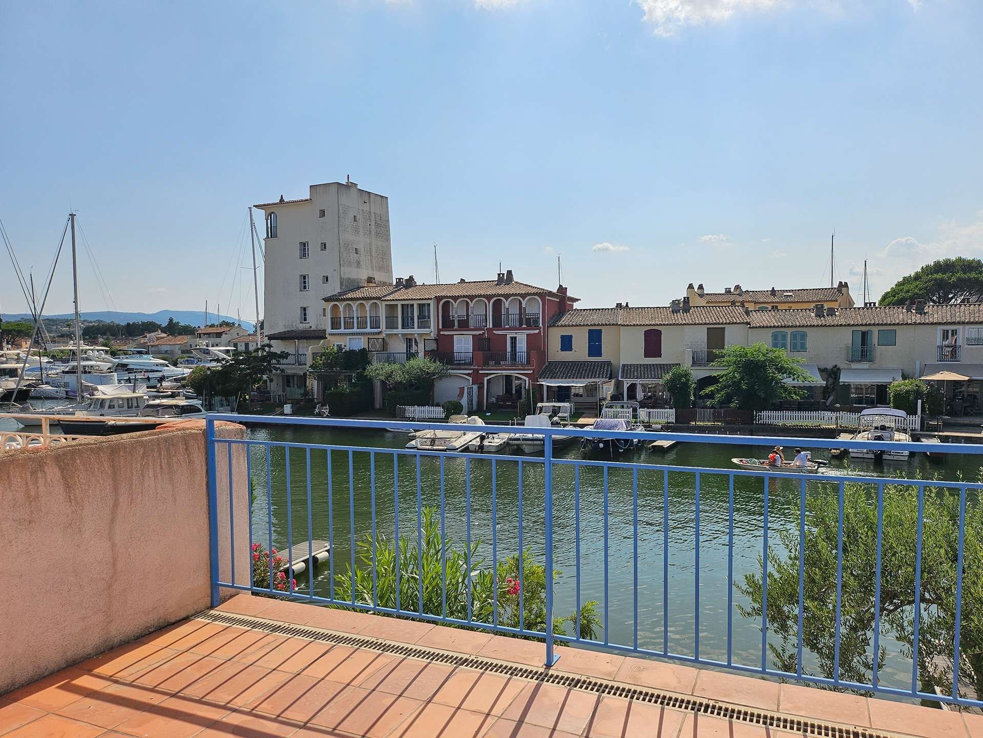 Un balcó amb vistes a una marina, vaixells i edificis.