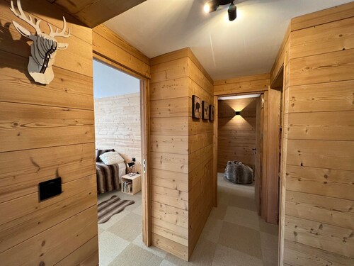 Stylish 2-BR Apt, Sleeps 8, Ski-in/Ski-out, South-Facing Balcony, Family-Friendly Amenities