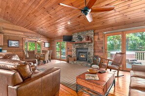 Smart TV, chimenea, futbolito y estéreo