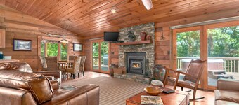 Secluded, Close to Town, Hot Tub, Fire Pit, WiFi, Pets Ok!