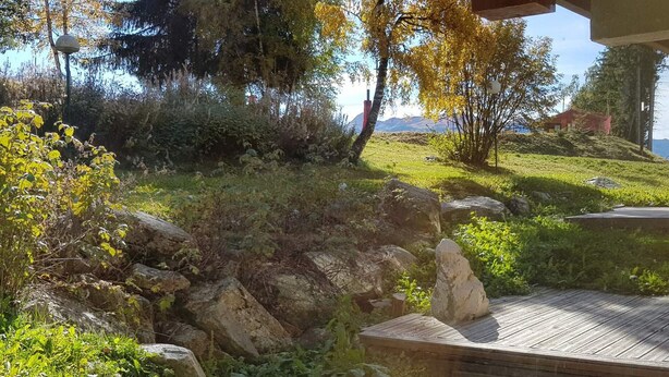 A wooden deck with a view of a natural landscape, including rocks and greenery. - Ski-in/out apartment for 7 guests, pets allowed, Les Arcs 1800 (Les Arcs 1800)