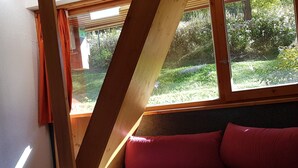 A corner bedroom with a built-in bench and a window overlooking a garden. - Ski-in/out apartment for 7 guests, pets allowed, Les Arcs 1800 (Les Arcs 1800)