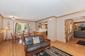 Télévision, cheminée, lecteur de DVD, baby-foot