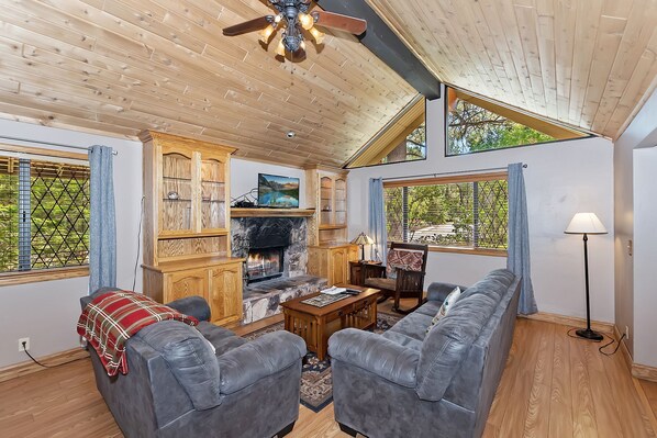 Televisio, takka, DVD-soitin, pöytäjalkapallopöytä