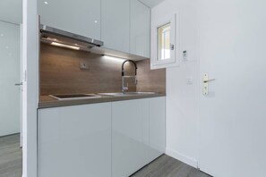 Fridge, microwave, oven, dishwasher - Haven of Peace: 1-Br Terrace with Sea View & Pool (Cannes)