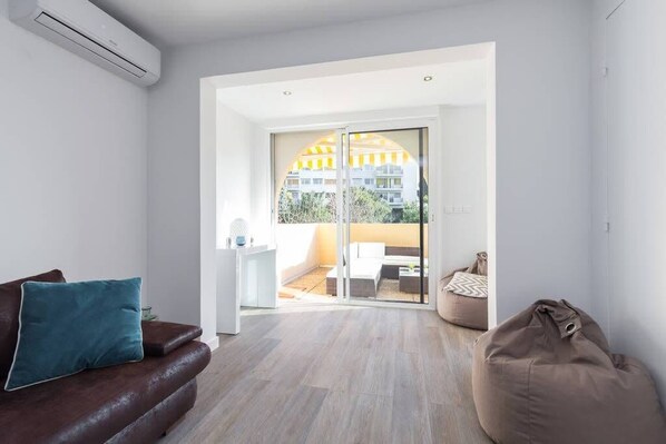 TV - Haven of Peace: 1-Br Terrace with Sea View & Pool (Cannes)