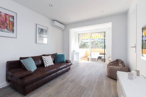 TV - Haven of Peace: 1-Br Terrace with Sea View & Pool (Cannes)