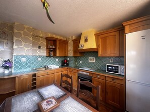 Kylskåp, mikrovågsugn, ugn och spishäll