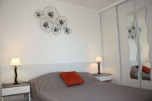 2 dormitorios, caja fuerte, tabla de planchar con plancha