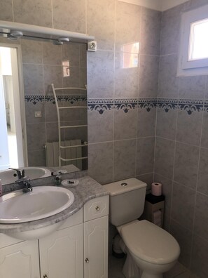 Ducha, secador de pelo y toallas