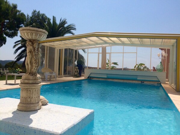 Una piscina cubierta, una piscina al aire libre