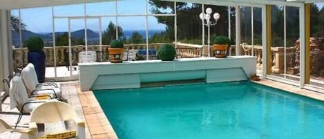 Piscine couverte, piscine extérieure