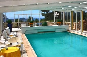 Una piscina cubierta, una piscina al aire libre