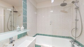 Baignoire, sèche-cheveux, serviettes fournies