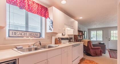 The Lazy Dragon #147 - Cute classic cabin, walk to beach, fun back yard.