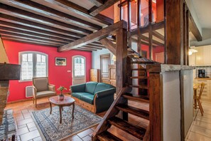 Télévision, cheminée, lecteur de DVD, chaîne hi-fi