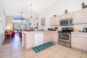 Fridge, microwave, oven, stovetop - Casterton's Oasis Vacation Retreat (Davenport)